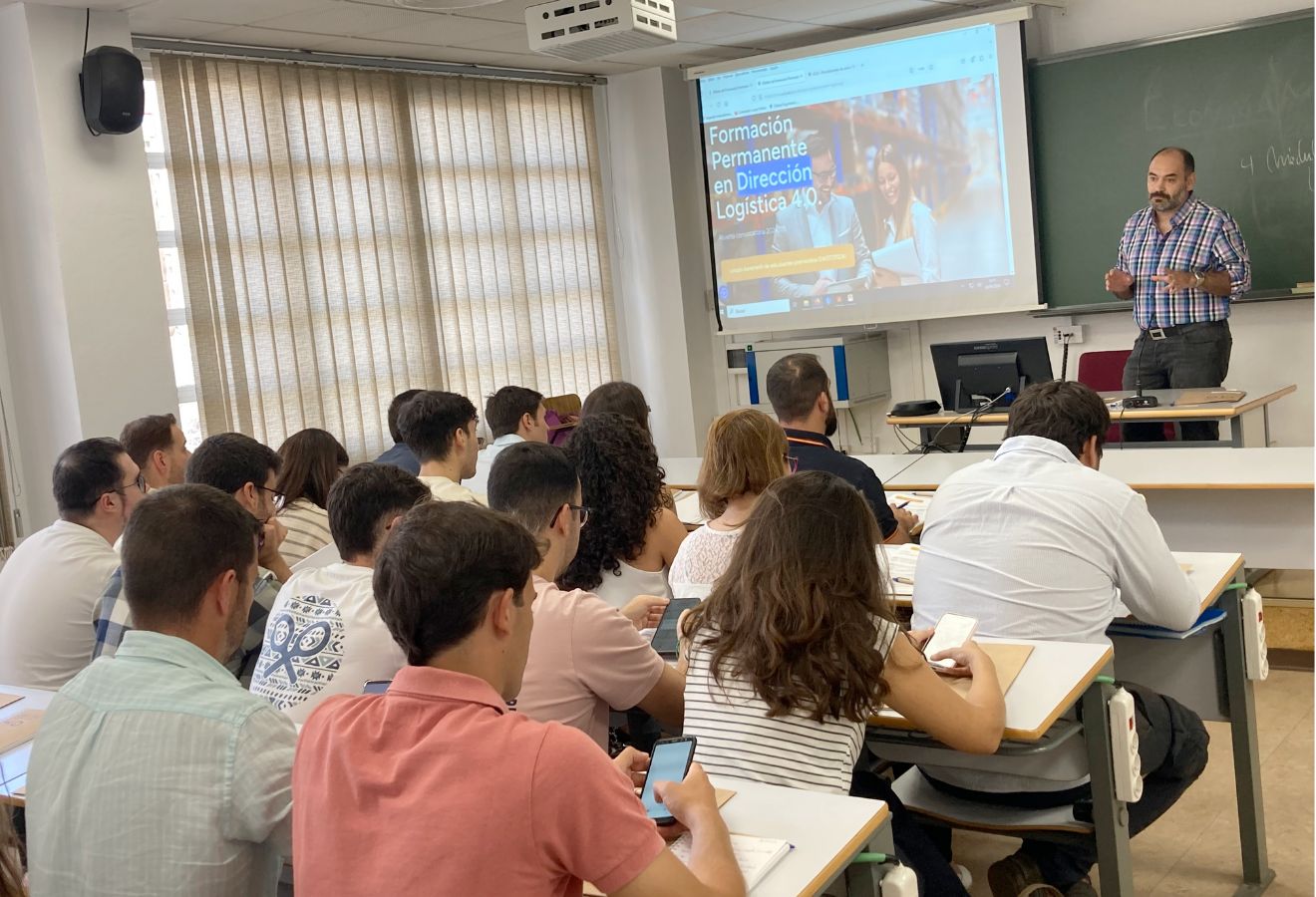 La Universidad de Córdoba pone en marcha la segunda edición del Máster de Formación Permanente en Dirección Logística 4.0, un título propio de la UCO que tiene como objetivo formar a titulados universitarios para que puedan ocupar puestos de dirección en empresas o departamentos dedicados a la logística y a la gestión de la cadena de suministro. Para esta edición se ofertan 20 plazas, y el plazo de inscripción está abierto hasta el 15 de septiembre.