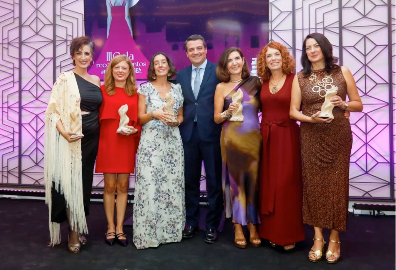 En Fundecor recibimos el Reconocimiento “Creando Futuro” por el proyecto GenLidera en los III Reconocimientos #MarcaMujer Fundecor ha sido distinguida con el galardón “Creando Futuro” en la tercera edición de los Reconocimientos #MarcaMujer, organizados por el Foro de Empresarias y Profesionales de Córdoba (FEPC).